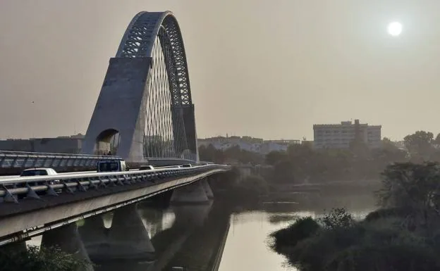 Imagen de Mérida con la calima grabada este miércoles.