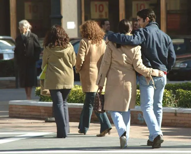 Una pareja enamorada camina del brazo. 