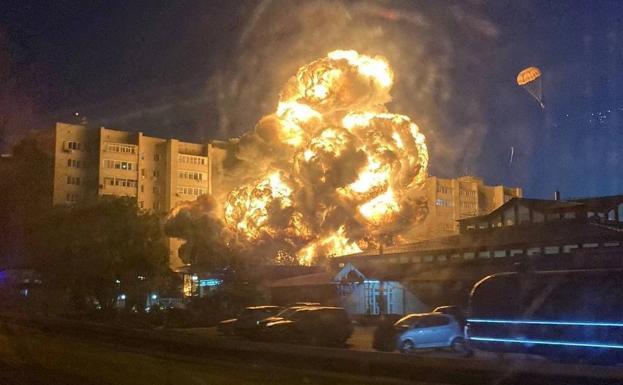 El impacto ha causado un enorme incendio. El piloto ha logrado eyectarse, como se aprecia en la parte superior derecha de la imagen./redes sociales