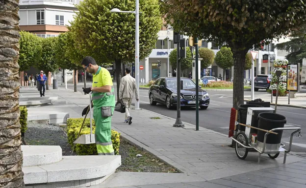 Un operario de FCC en la plaza de Minayo esta semana. 