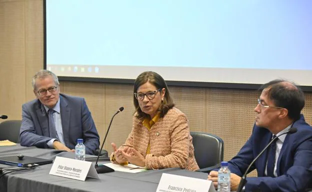 Alain Cuenca, Pilar Blanco-Morales y Francisco Pedraja en la oficina de Ibercaja.