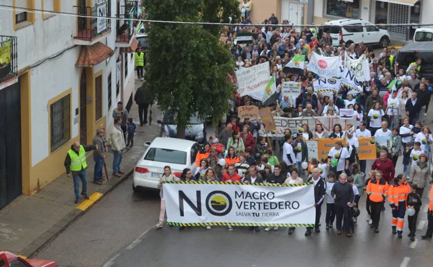 Al frente de la manifestación del pasado sábado en el cruce de la Ex-320 en Salvatierra, a la que asistieron 2.500 personas. 