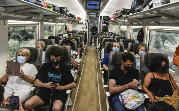 Viajeros de un tren Badajoz-Madrid Alvia.