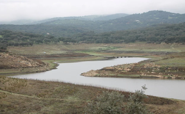 Embalse de Tentudía, en Calera de León, ayer.  Todavía está en estado crítico.  No llega al hectómetro cúbico de agua acumulada.