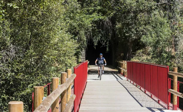 Vía Verde entre Plasencia y Salamanca que se ha habilitado sobre el antiguo andén ferroviario. 