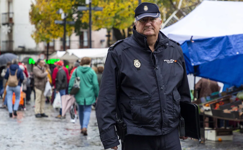 El policía nacional José Antonio Rodríguez Montero, esta semana en la plaza Mayor. /ANDY SOLÉ