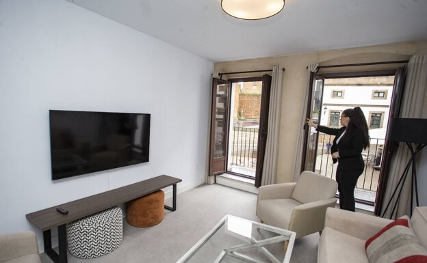 Un apartamento turístico con vistas a la Plaza Mayor de Cáceres. /JORGE REY