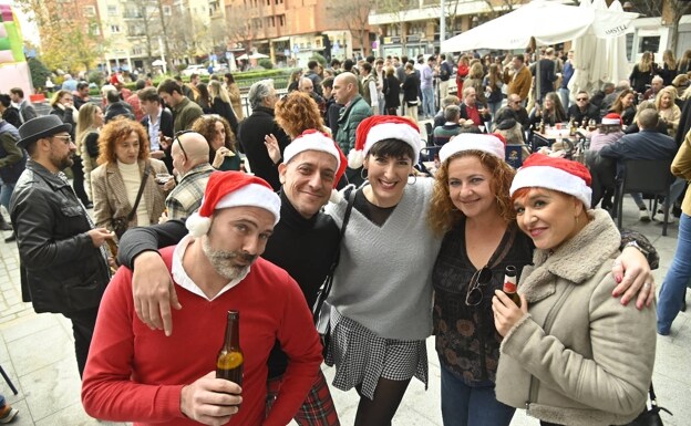 Grupo de amigos este sábado a la hora de comer en la Plaza de los Alféreces de Badajoz. 