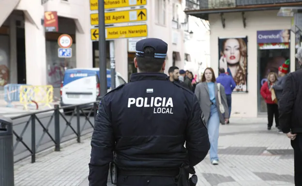 Un agente de la Policía Local patrulla el centro de la capital cacereña. 