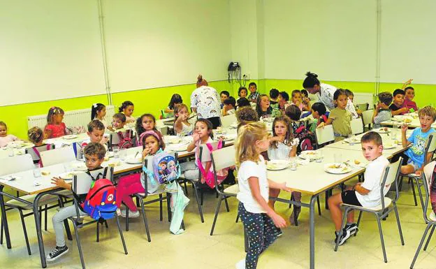 Usuarios del comedor escolar de un colegio de Cáceres.