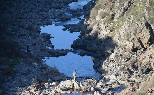 El cuerpo ha sido hallado por guardias civiles en el cauce del río Gibranzos, entre La Cumbre y Trujillo. En la imagen, un agente inspecciona la zona./J.S.P.