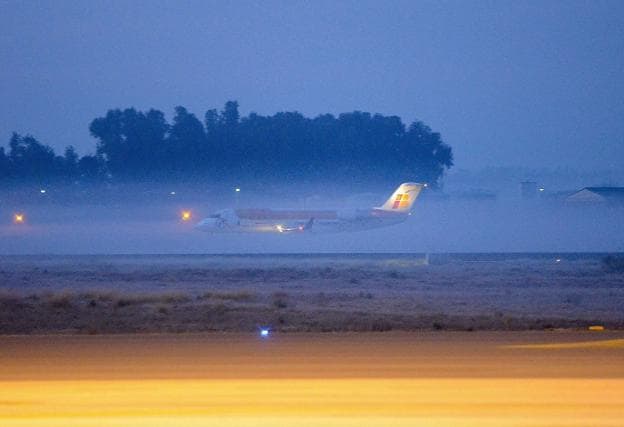 Un avión despega entre la niebla en el aeropuerto de Badajoz. / HOY