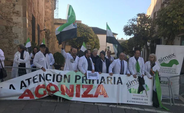 Imagen de archivo de una de las concentraciones que los médicos realizaron frente a la Asamblea de Extremadura. 