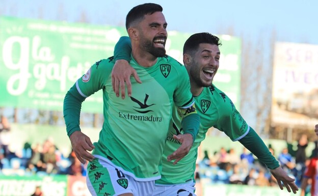 Sillero celebrates with Pajuelo the winning goal against Navalcarnero. 