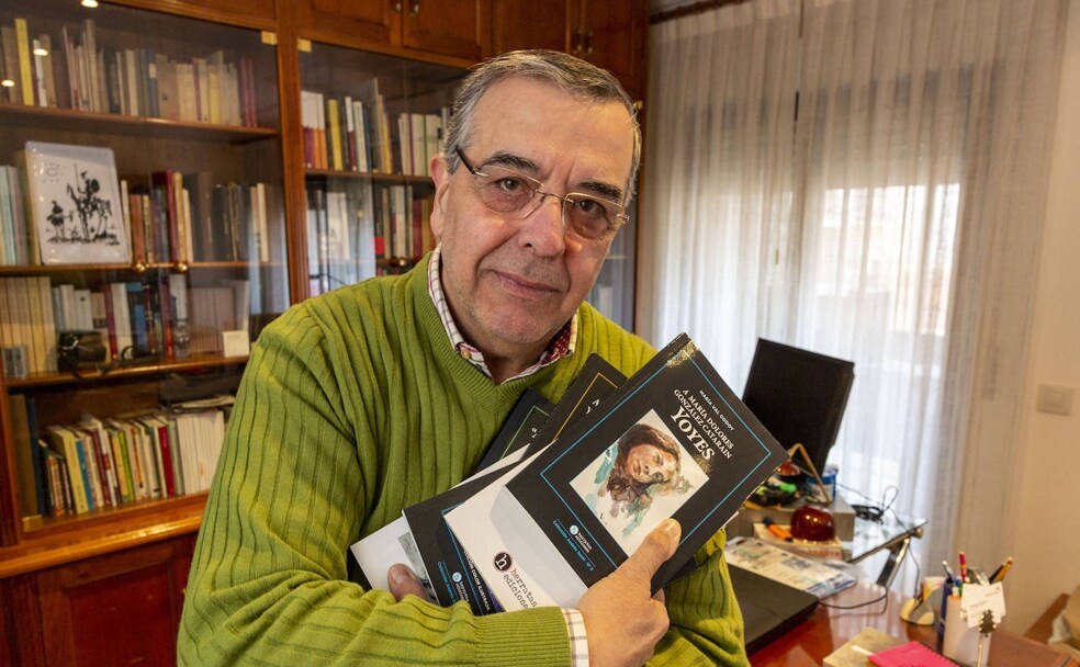 José María Sánchez Torreño, en su casa de Plasencia con algunas de las obras que ha editado. /ANDY SOLÉ