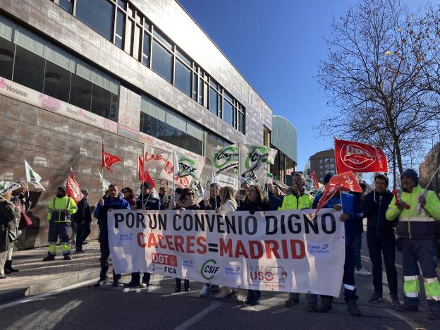 Protesta de los trabajadores de Canal en Cáceres este lunes. / HOY