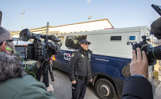 Hora de la llegada de los imputados en un furgón policial al Palacio de Justicia de Cáceres. 