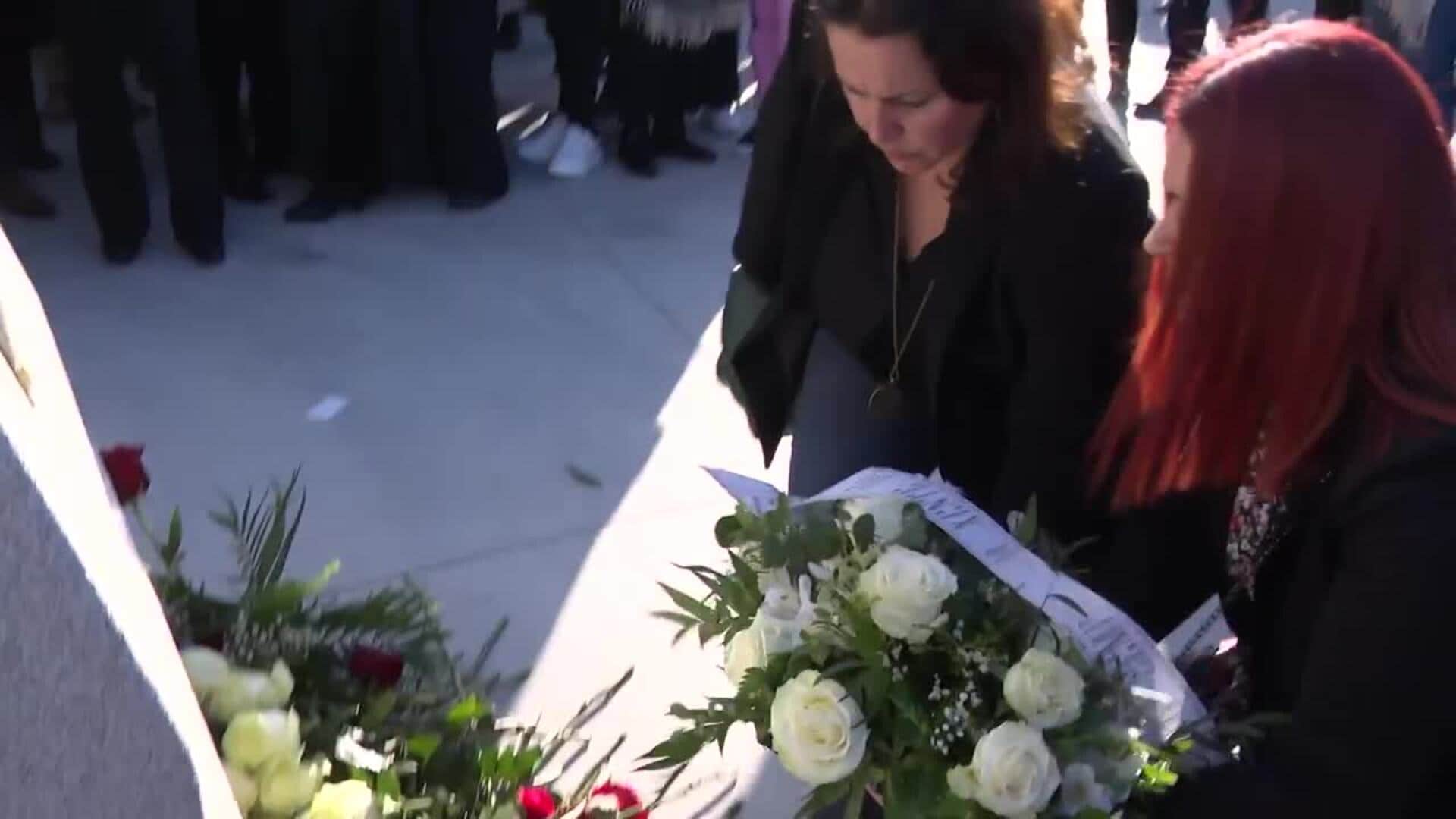 Marín rinde homenaje entre flores y lágrimas a los fallecidos en el 'Villa  de Pitanxo' | Hoy