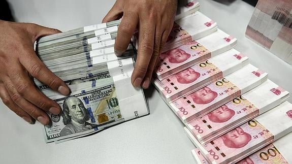China Baja La Cotización De Referencia Del Yuan A Su Nivel Más Bajo Un Empleado Cuenta Yuan Chino Y Billetes De Dólares Estadounidenses En Una Sucursal Del Banco