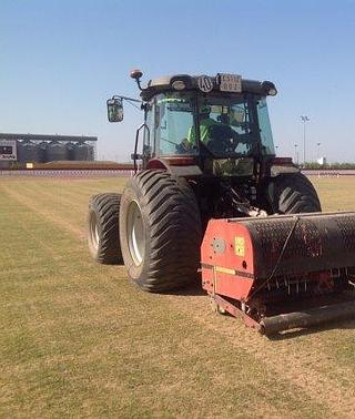 Resiembra del césped del estadio municipal | Hoy