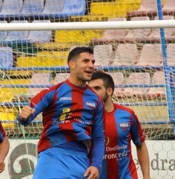 Willy ledesma celebrando un gol