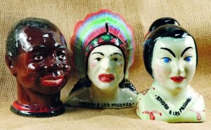 Las primeras huchas del Domund eran de porcelana y representaban cabezas de diferentes razas. En 1962 se sustituyeron por alcancías de plástico amarillo./