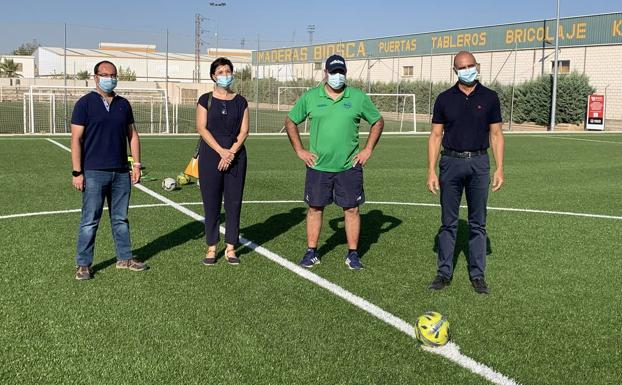El nuevo campo de césped artificial se estrena con la Escuela de Fútbol