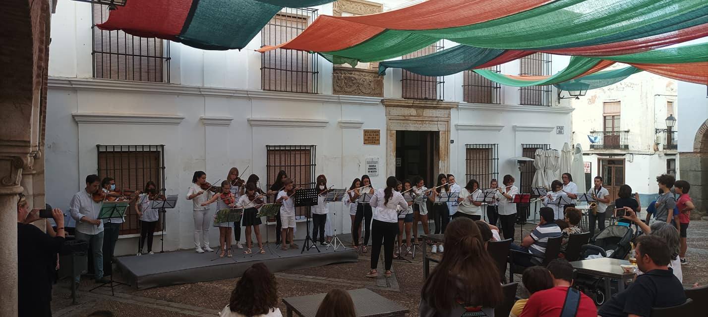 Audiciones de la Escuela de Música en la Plaza Chica por la festividad /HOY