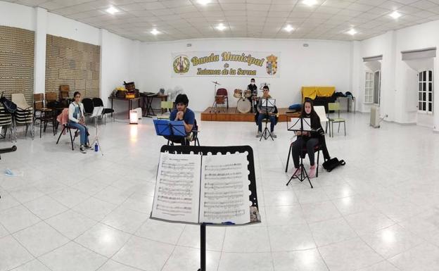 La Banda Municipal de Música retoma los ensayos presenciales, pero guardando la distancia de seguridad./CEDIDA