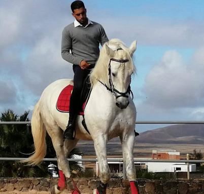 El jinete ilipense Sergio Guisado con su caballo /cedida