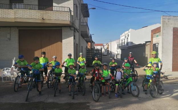 Alumnos y monitores de la Escuela Ciclista Diexle Zalamea /cedida